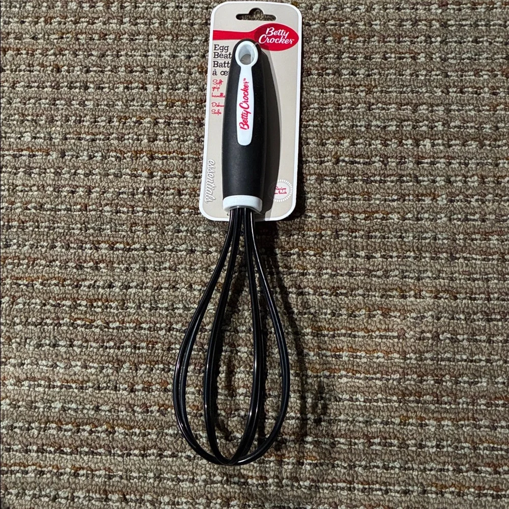 Betty Crocker Black and White Whisk NWT Egg beater baking cooking